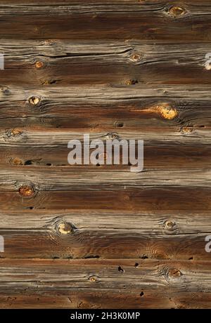 Alten Blockhaus Wand Textur. Dunkle Landhaus Blockwand. Horizontale bewaldeten Hintergrund. Stockfoto