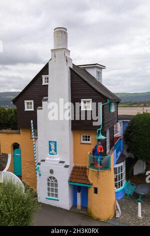 Portmeirion Dorf, Gwynedd, Nordwales - Mauthaus mit Statue von St. Peter Predigen - Touristendorf Stockfoto