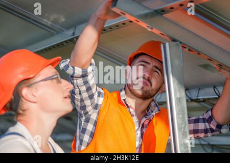 Ingenieure, die Installation von Sonnenkollektoren auf Rahmen. Stockfoto