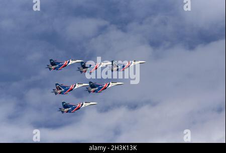 Das Kunstflugteam führt einen Flug bei der Flugshow durch Stockfoto