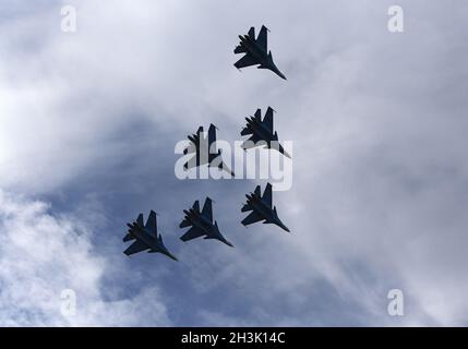 Silhouetten der russischen Kämpfer Flugzeuge am Himmel Stockfoto