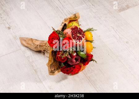 Schönen Blumenstrauß aus Rosen und Früchte. Stockfoto