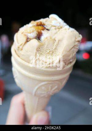 Gesalzenes Karamell-Eis in einem Waffelkegel ist eine der beliebtesten Delikatessen in Ayay Napa Zypern Stockfoto