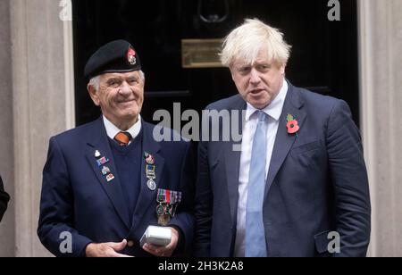 London, Großbritannien. Okt. 2021. Der britische Premierminister Boris Johnson kauft einen Mohn, um das Appellcampagn der Royal British Legion Poppy zu starten. Kredit: Mark Thomas/Alamy Live Nachrichten Stockfoto