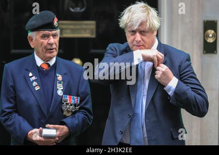 Downing Street, London, Großbritannien. Okt. 2021. Premierminister Boris Johnson trifft sich mit Spendenaufenthalten für die Royal British Legion und kauft vor der Tür Nummer 10 in der Downing Street einen Mohn. Kredit: Imageplotter/Alamy Live Nachrichten Stockfoto