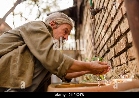 Nahaufnahme des Menschen waschen ihre Hände unter fließendem Wasser. Stockfoto