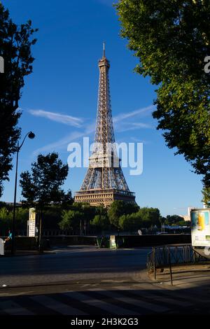 Paris, Frankreich. Eiffelturm an einem hellen Sommertag Stockfoto