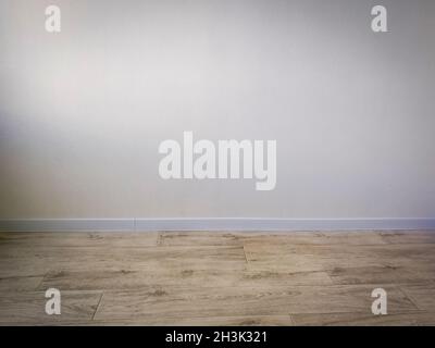 Leere Zimmer - weiße Wand mit Holzboden Stockfoto