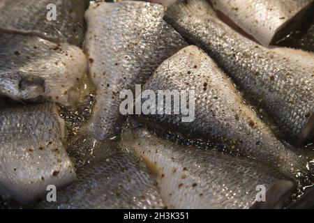 Kochen von Fisch, frittierten Fischen in heißem Öl in einer Pfanne Stockfoto