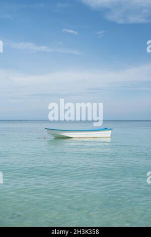 Kleines Boot auf dem Meer Stockfoto