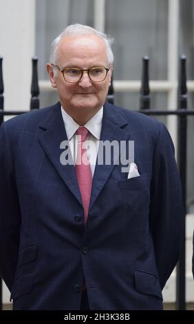 Lord Theodore Agnew (Staatsminister im Kabinett und Schatzamt Ihrer Majestät) in der Downing Street vor dem Haushalt, 27. Oktober 2021 Stockfoto