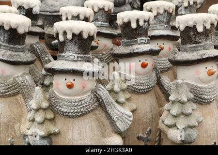 Gruppe von Schneemännern, weihnachtsdekorationen im Laden Stockfoto