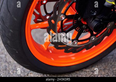 Nahaufnahme eines Motorrades auf der Straße. Stockfoto