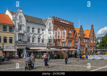 Touristen flanieren an einem sonnigen Tag unter der Reiterstatue auf dem Marktplatz in Esbjerg. Esbjerg, Syddanmark, Dänemark, Europa Stockfoto