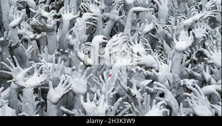 Hände im Tempel Wat Rong Khun Chiang Rai Stockfoto