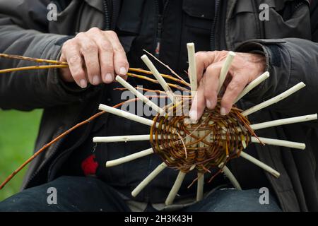 Italien , Lombardei, Handwerker, der einen Weidenkorb macht Stockfoto