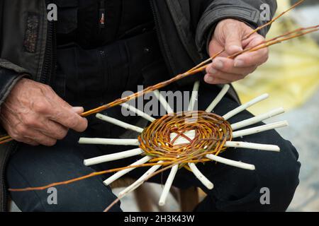 Italien , Lombardei, Handwerker, der einen Weidenkorb macht Stockfoto