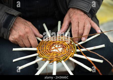 Italien , Lombardei, Handwerker, der einen Weidenkorb macht Stockfoto