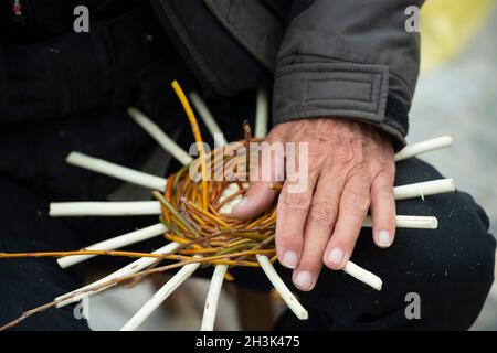 Italien , Lombardei, Handwerker, der einen Weidenkorb macht Stockfoto