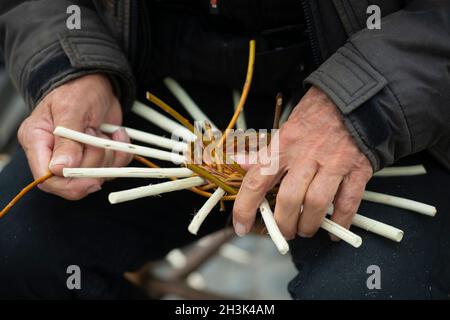 Italien, Lombardei, Handwerker, der einen Korb macht Stockfoto