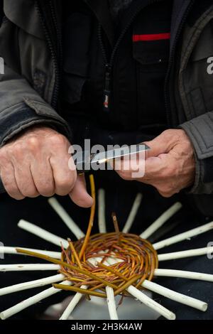Italien , Lombardei, Handwerker, der einen Weidenkorb macht Stockfoto