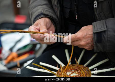 Italien , Lombardei, Handwerker, der einen Weidenkorb macht Stockfoto