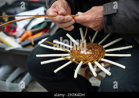 Italien , Lombardei, Handwerker, der einen Weidenkorb macht Stockfoto