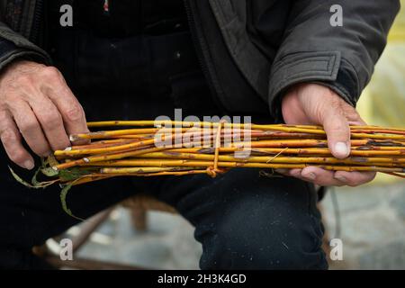 Italien , Lombardei, Handwerker, der einen Weidenkorb macht Stockfoto