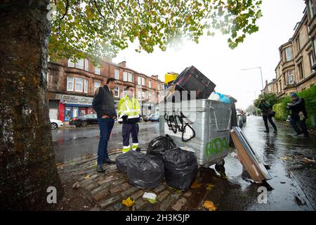 Glasgow, Schottland, Großbritannien. Okt. 2021. IM BILD: Anas Sarwar MSP - die Vorsitzende der Scottish Labour Party macht einen Spaziergang um die Paisley Road West in Glasgow, um mit den Reinigungskräften der GMB zu sprechen, da es um die schmutzigen Straßen von Glasgow Probleme mit Fliegenkippen und Rattenbefall gibt. Nur wenige Tage bevor die Staats- und Regierungschefs der Welt an der Klimakonferenz in Glasgow teilnehmen werden, steht das Image von Glasgow auf dem Gleichgewicht. Quelle: Colin Fisher/Alamy Live News Stockfoto