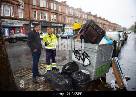 Glasgow, Schottland, Großbritannien. Okt. 2021. IM BILD: Anas Sarwar MSP - die Vorsitzende der Scottish Labour Party macht einen Spaziergang um die Paisley Road West in Glasgow, um mit den Reinigungskräften der GMB zu sprechen, da es um die schmutzigen Straßen von Glasgow Probleme mit Fliegenkippen und Rattenbefall gibt. Nur wenige Tage bevor die Staats- und Regierungschefs der Welt an der Klimakonferenz in Glasgow teilnehmen werden, steht das Image von Glasgow auf dem Gleichgewicht. Quelle: Colin Fisher/Alamy Live News Stockfoto