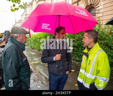 Glasgow, Schottland, Großbritannien. Okt. 2021. IM BILD: Anas Sarwar MSP - die Vorsitzende der Scottish Labour Party macht einen Spaziergang um die Paisley Road West in Glasgow, um mit den Reinigungskräften der GMB zu sprechen, da es um die schmutzigen Straßen von Glasgow Probleme mit Fliegenkippen und Rattenbefall gibt. Nur wenige Tage bevor die Staats- und Regierungschefs der Welt an der Klimakonferenz in Glasgow teilnehmen werden, steht das Image von Glasgow auf dem Gleichgewicht. Quelle: Colin Fisher/Alamy Live News Stockfoto