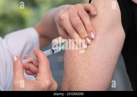 Arzt Patient eine Spritze geben Stockfoto