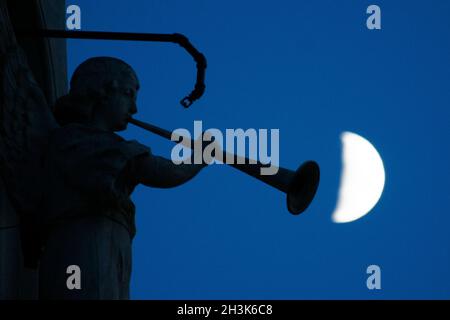 Santiago, Metropolitana, Chile. Okt. 2021. Der 56% abnehmende Mond, neben einer Kirche, bei Sonnenaufgang in Santiago, Chile. (Bild: © Matias Basualdo/ZUMA Press Wire) Stockfoto