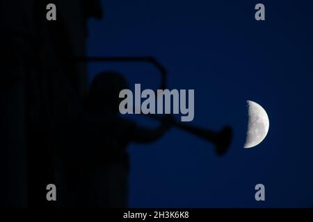 Santiago, Metropolitana, Chile. Okt. 2021. Der 56% abnehmende Mond, neben einer Kirche, bei Sonnenaufgang in Santiago, Chile. (Bild: © Matias Basualdo/ZUMA Press Wire) Stockfoto