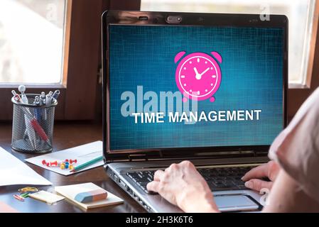 Laptop-Bildschirm mit einem Zeitmanagement-Konzept Stockfoto