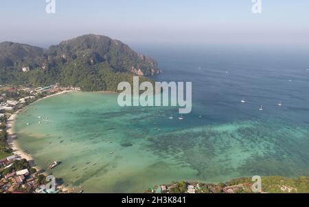 Luftaufnahme des Hauptpiers Ton Sai auf Phi Phi Island während des sonnigen Sommertages Stockfoto