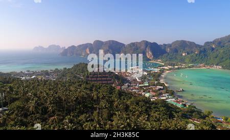 Luftaufnahme des Hauptpiers Ton Sai auf Phi Phi Island während des sonnigen Sommertages Stockfoto