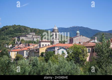 Toskanische Stadt Pontremoli mit Blick auf den berühmten Glockenturm am Ufer des Flusses Magra. Pontremoli ist eine Stadt in der Region Toskana, Italien. Stockfoto