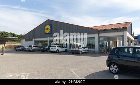 LA POBLA DE VALLBONA, SPANIEN - 27. OKTOBER 2021: Lidl ist eine deutsche internationale Discounter-Kette, die in Europa und den USA tätig ist Stockfoto