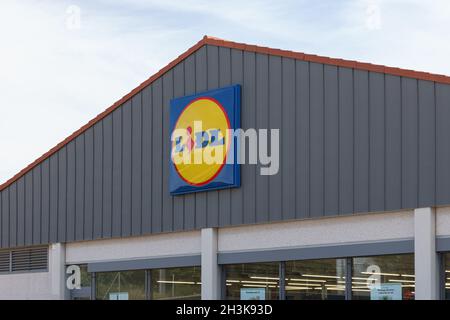 LA POBLA DE VALLBONA, SPANIEN - 27. OKTOBER 2021: Lidl ist eine deutsche internationale Discounter-Kette, die in Europa und den USA tätig ist Stockfoto