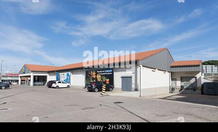 LA POBLA DE VALLBONA, SPANIEN - 27. OKTOBER 2021: Lidl ist eine deutsche internationale Discounter-Kette, die in Europa und den USA tätig ist Stockfoto