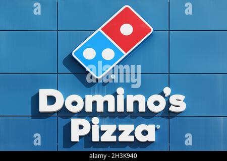 LA ELIANA, SPANIEN - 27. OKTOBER 2021: Domino's Pizza ist eine multinationale amerikanische Pizza-Restaurantkette Stockfoto