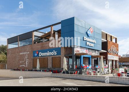 LA ELIANA, SPANIEN - 27. OKTOBER 2021: Domino's Pizza ist eine multinationale amerikanische Pizza-Restaurantkette Stockfoto