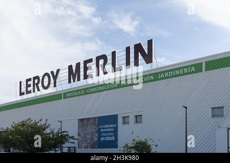 LA POBLA DE VALLBONA, SPANIEN - 27. OKTOBER 2021: Leroy Merlin ist ein französischer Einzelhändler für Heimwerker und Gartenbau mit Hauptsitz in Frankreich Stockfoto