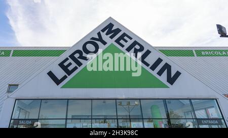 LA POBLA DE VALLBONA, SPANIEN - 27. OKTOBER 2021: Leroy Merlin ist ein französischer Einzelhändler für Heimwerker und Gartenbau mit Hauptsitz in Frankreich Stockfoto