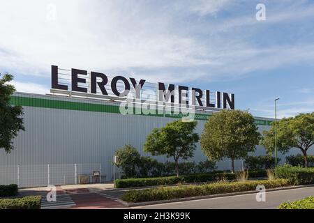 LA POBLA DE VALLBONA, SPANIEN - 27. OKTOBER 2021: Leroy Merlin ist ein französischer Einzelhändler für Heimwerker und Gartenbau mit Hauptsitz in Frankreich Stockfoto