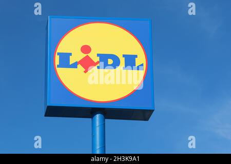 LA POBLA DE VALLBONA, SPANIEN - 27. OKTOBER 2021: Lidl ist eine deutsche internationale Discounter-Kette, die in Europa und den USA tätig ist Stockfoto