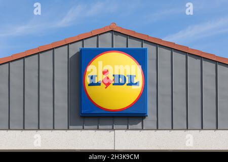 LA POBLA DE VALLBONA, SPANIEN - 27. OKTOBER 2021: Lidl ist eine deutsche internationale Discounter-Kette, die in Europa und den USA tätig ist Stockfoto