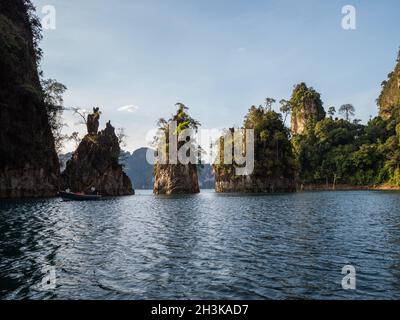 Schöne Aussicht Berge und See vom Boot in Ratchaprapa Damm, Khoa Sok Nationalpark, Surat Thani Stockfoto