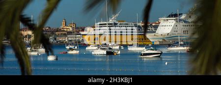 FRANKREICH. SÜDKORSIKA (2A) AJACIO. AMIRAUTE MARINA. KORSIKA FÄHREN UND MERIDIONALE FÄHREN-BOOTE FESTGEMACHT Stockfoto